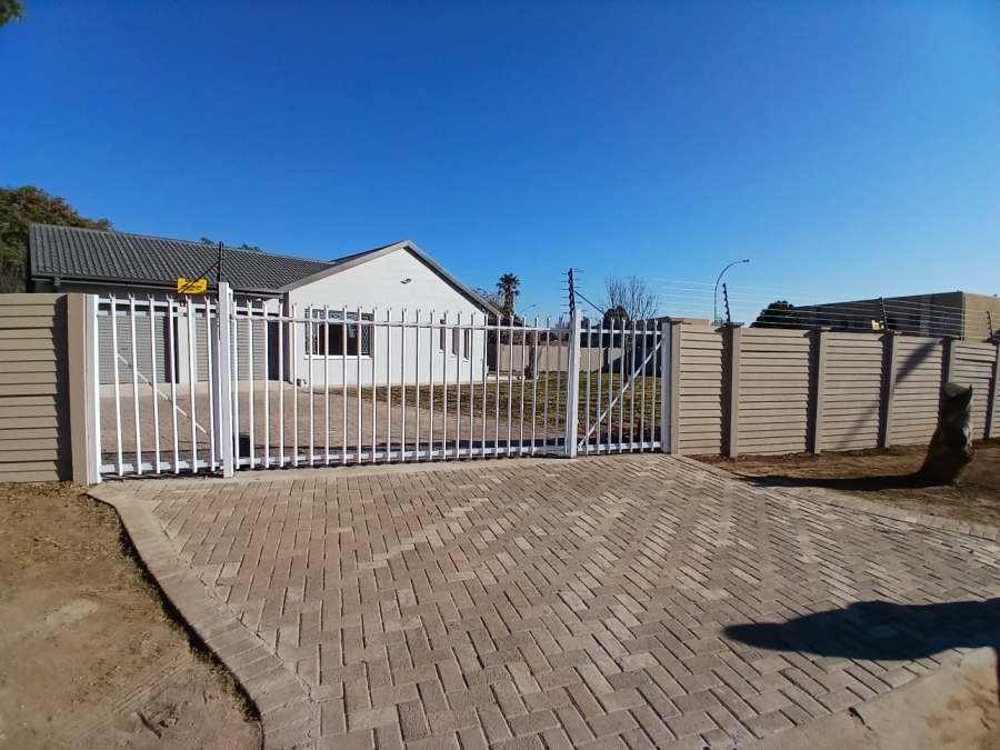 To Let 4 Bedroom Property for Rent in Pellissier Free State